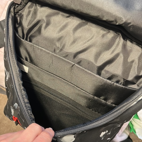 Under Armour Black Barn Backpack Unisex New - Picture 3 of 6